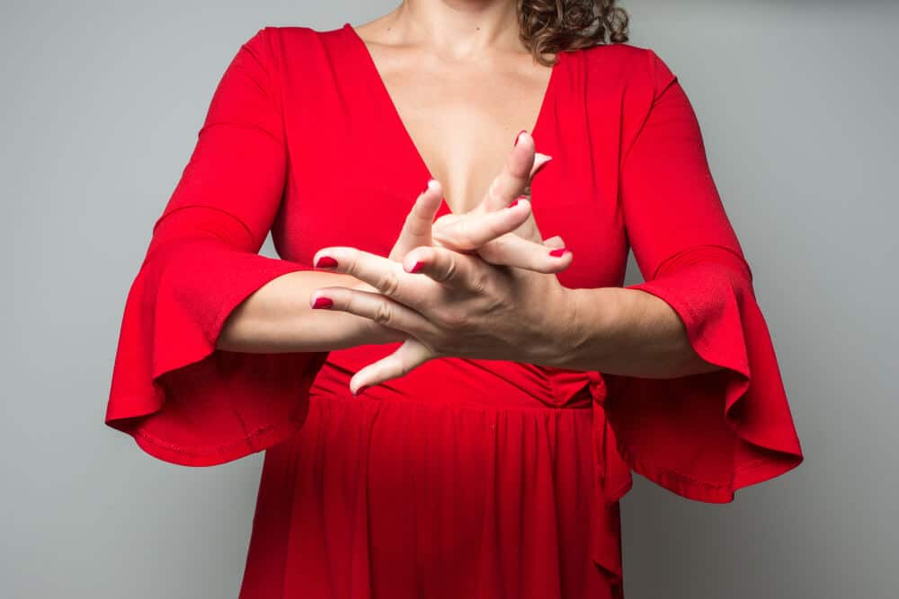 mujer tocando las palmas flamencas