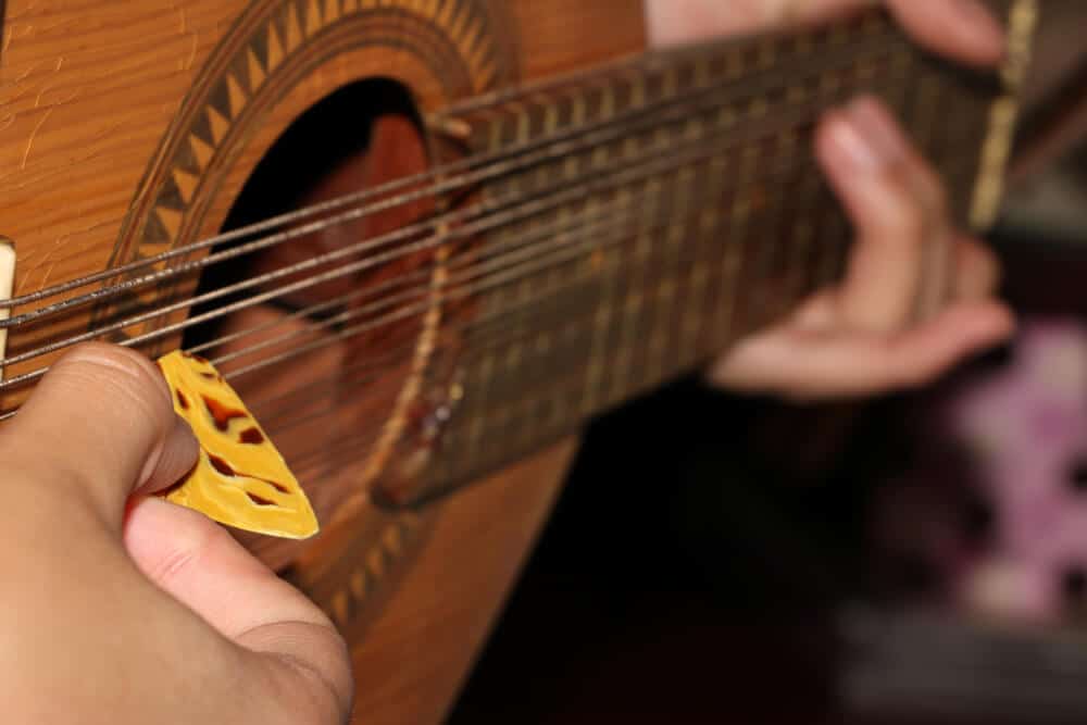 hombre tocando guitarra acústica para acompañar cantes abandolaos