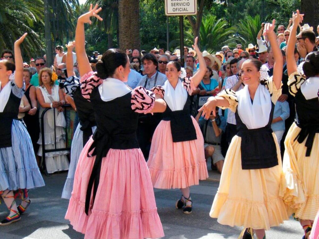 grupo de mujeres bailando malagueñas