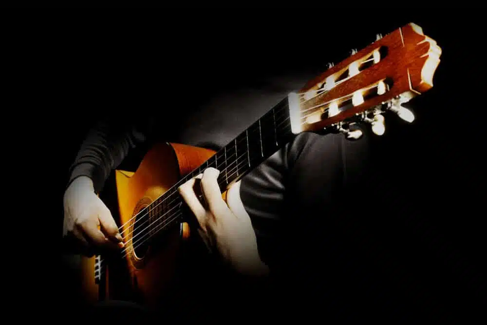 hombre tocando una guitarra acústica para acompañar el canto petenera