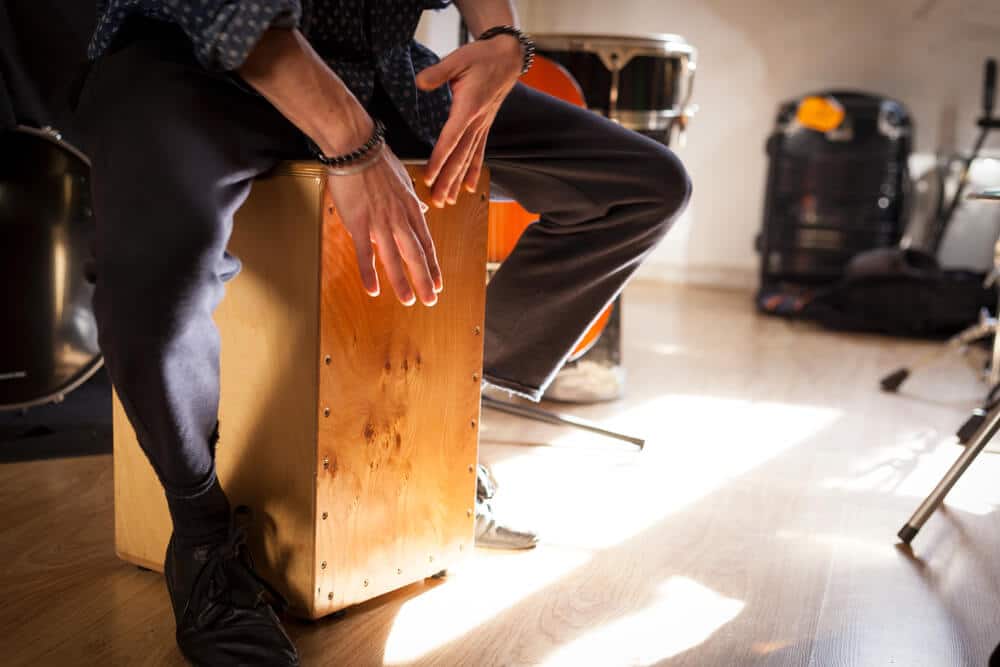 hombre tocando un cajón  jaleo flamenco